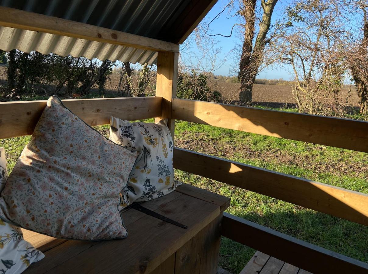 Fen Meadows Glamping - Luxury Cabins And Bell Tents Κέμπριτζ Εξωτερικό φωτογραφία